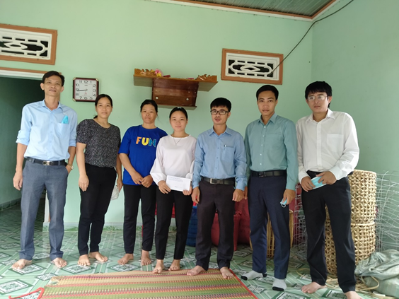 Trao học bổng tại nhà